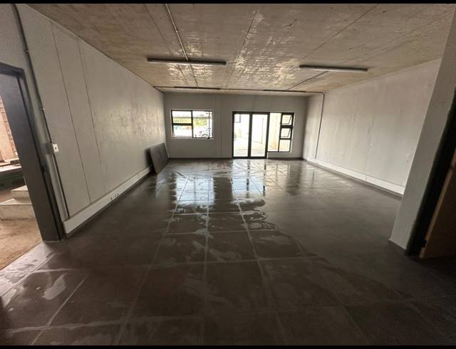 555M² WAREHOUSE TO LET IN LANSERIA